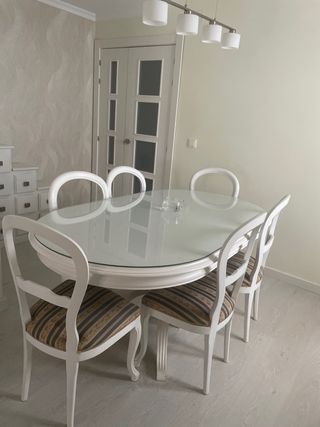 Mesa Comedor Ovalada Cristal y Sillas Blancas