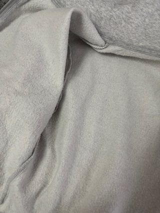 Sudadera gris con cremallera