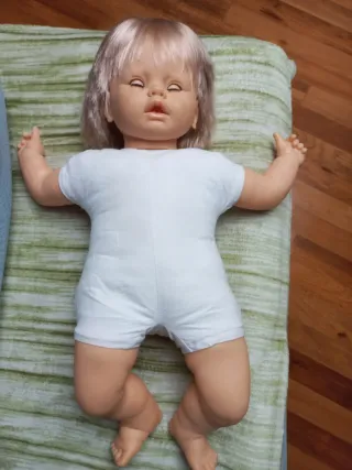 Bambola grande vintage, realistica, morbida.63 cm