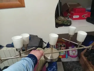 Lámpara de techo plateada y blanca