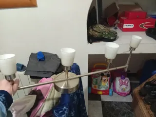 Lámpara de techo plateada y blanca