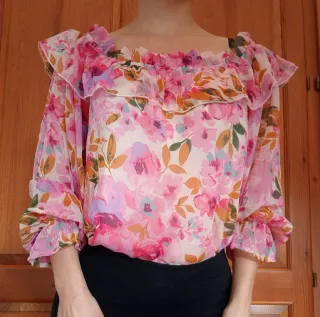 Blusa floral volantes manga larga
