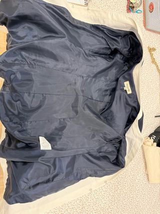 Casaca azul marino con ribete blanco