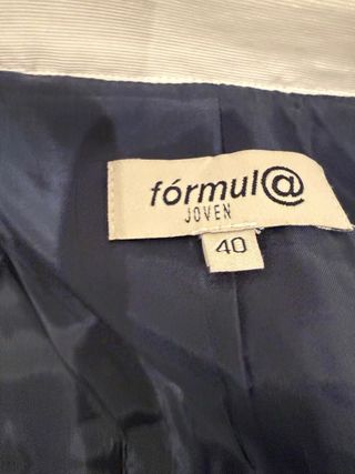 Casaca azul marino con ribete blanco