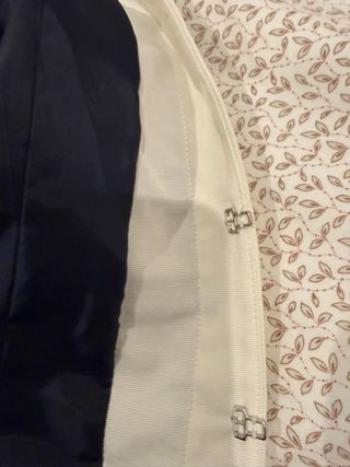 Casaca azul marino con ribete blanco