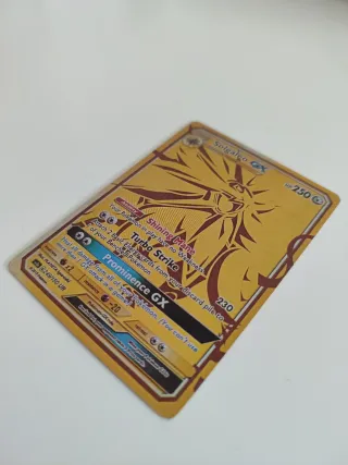 Solgaleo GX Carta Pokémon Dorada