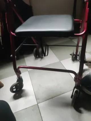 Andador para mayores rojo y negro