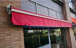 Toldo manual rojo con manivela 4.70 x 2 metros