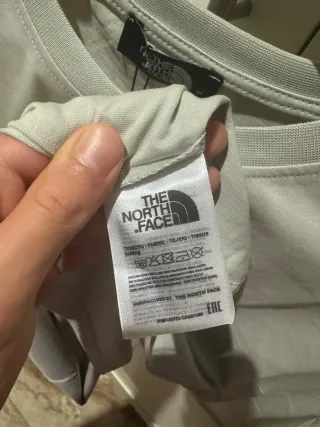 Camiseta The North Face Gris