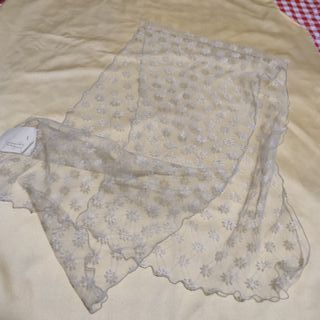 Sciarpa in pizzo floreale grigio chiaro