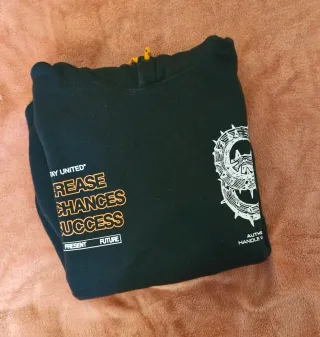 Sudadera Negra con Calavera y Llamas