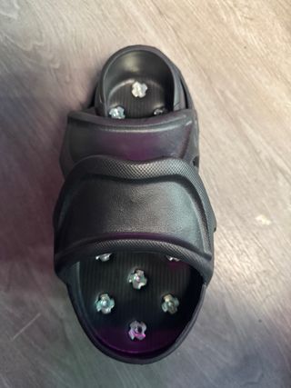 Sandalias con clavos para resina