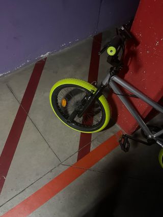Bicicleta BMX Plata Neumáticos Verdes