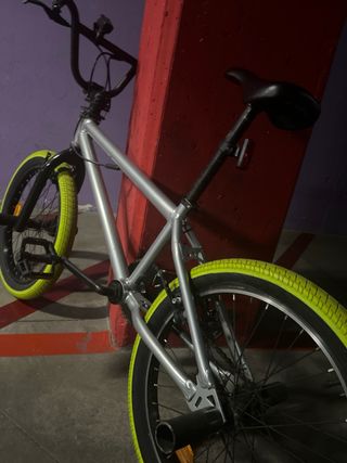 Bicicleta BMX Plata Neumáticos Verdes