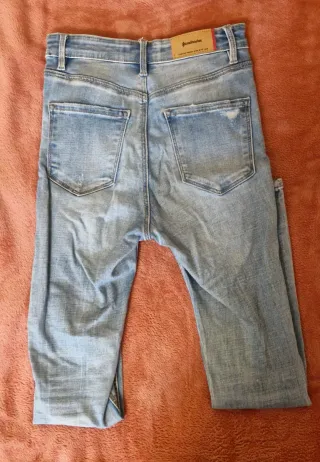 Pantalón pitillo roto azul.