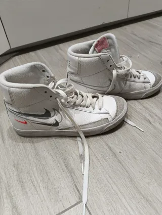 Deportivas Nike Blancas y Plateadas