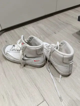 Deportivas Nike Blancas y Plateadas