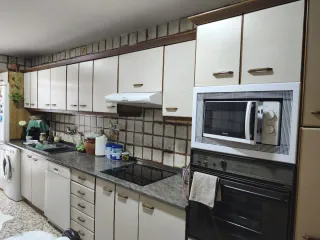Cocina modular beige y marrón