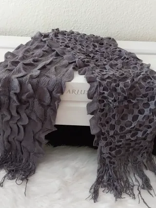 Bufanda gris con flecos