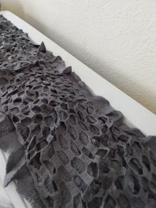 Bufanda gris con flecos