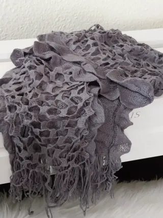 Bufanda gris con flecos