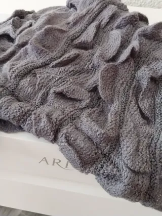 Bufanda gris con flecos