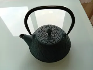 Tetera de metal con diseño