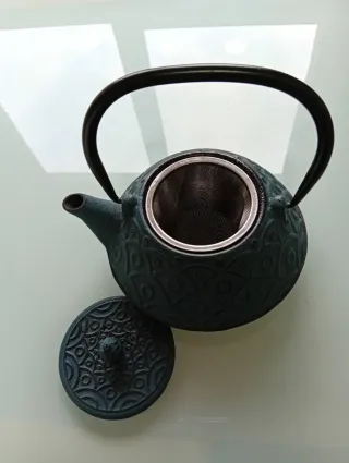 Tetera de metal con diseño