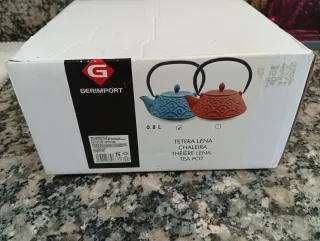 Tetera de metal con diseño