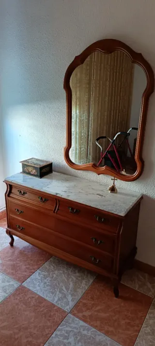 Cómoda de madera con tapa de mármol y espejo