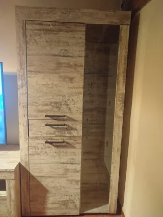 Mueble de salón con vitrina y cajones