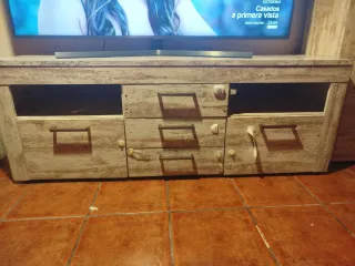 Mueble de salón con vitrina y cajones