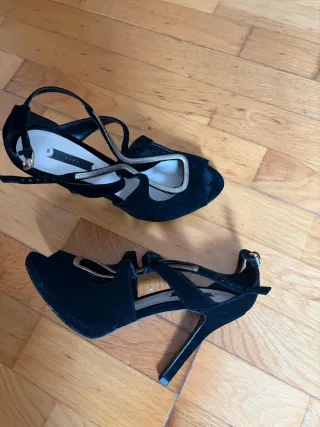 Zapatos tacón Zara ante negro y dorado