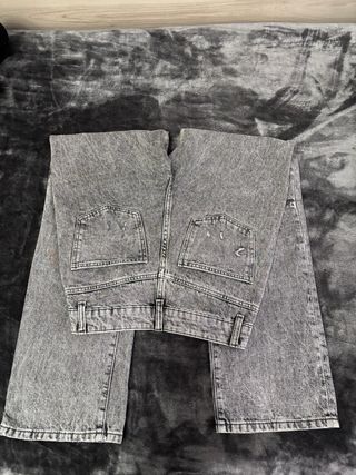 Pantalones vaqueros gris oscuro rotos