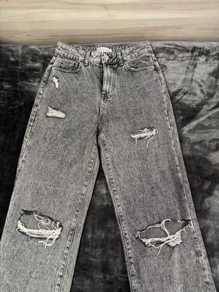Pantalones vaqueros gris oscuro rotos