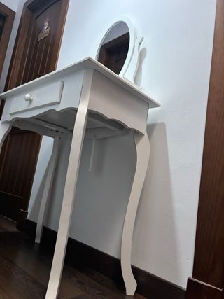 Tocador blanco con espejo y taburete