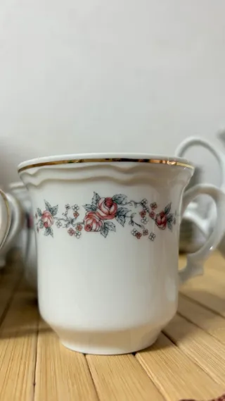 Vajilla porcelana hecha a mano con acabado dorado