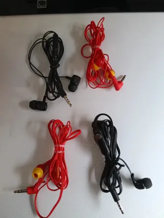 Auriculares In-Ear Negros y Rojos