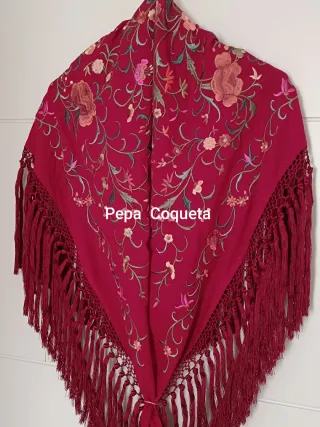 Mantoncillo bordado floral con flecos