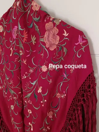 Mantoncillo bordado floral con flecos