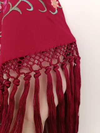 Mantoncillo bordado floral con flecos