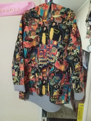 Chaqueta beige oversize con capucha