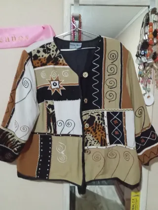 Chaqueta beige oversize con capucha