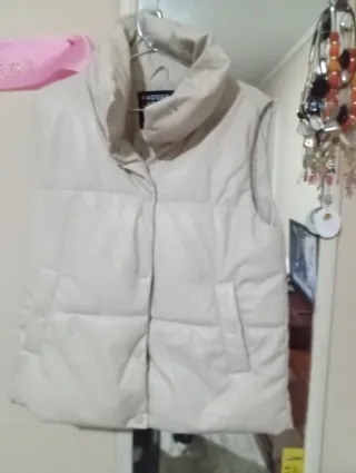 Chaqueta beige oversize con capucha