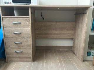 Scrivania in legno con cassetti