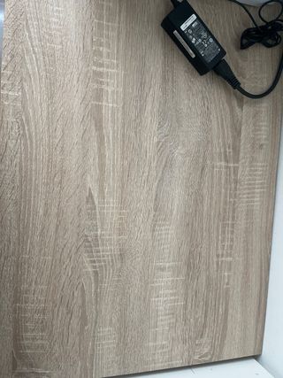 Scrivania in legno con cassetti