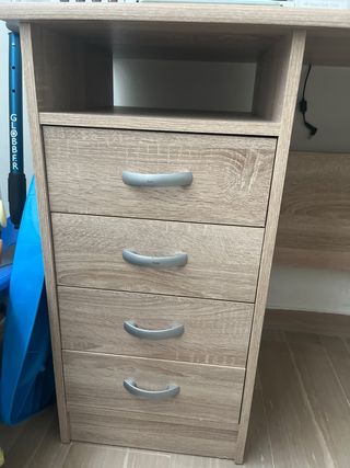 Scrivania in legno con cassetti