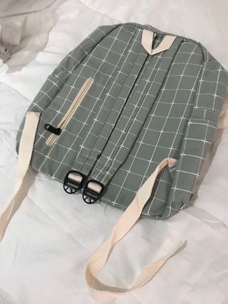 Mochila a cuadros gris sin estrenar