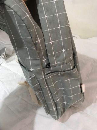 Mochila a cuadros gris sin estrenar