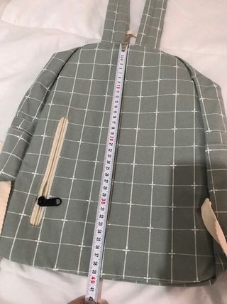 Mochila a cuadros gris sin estrenar